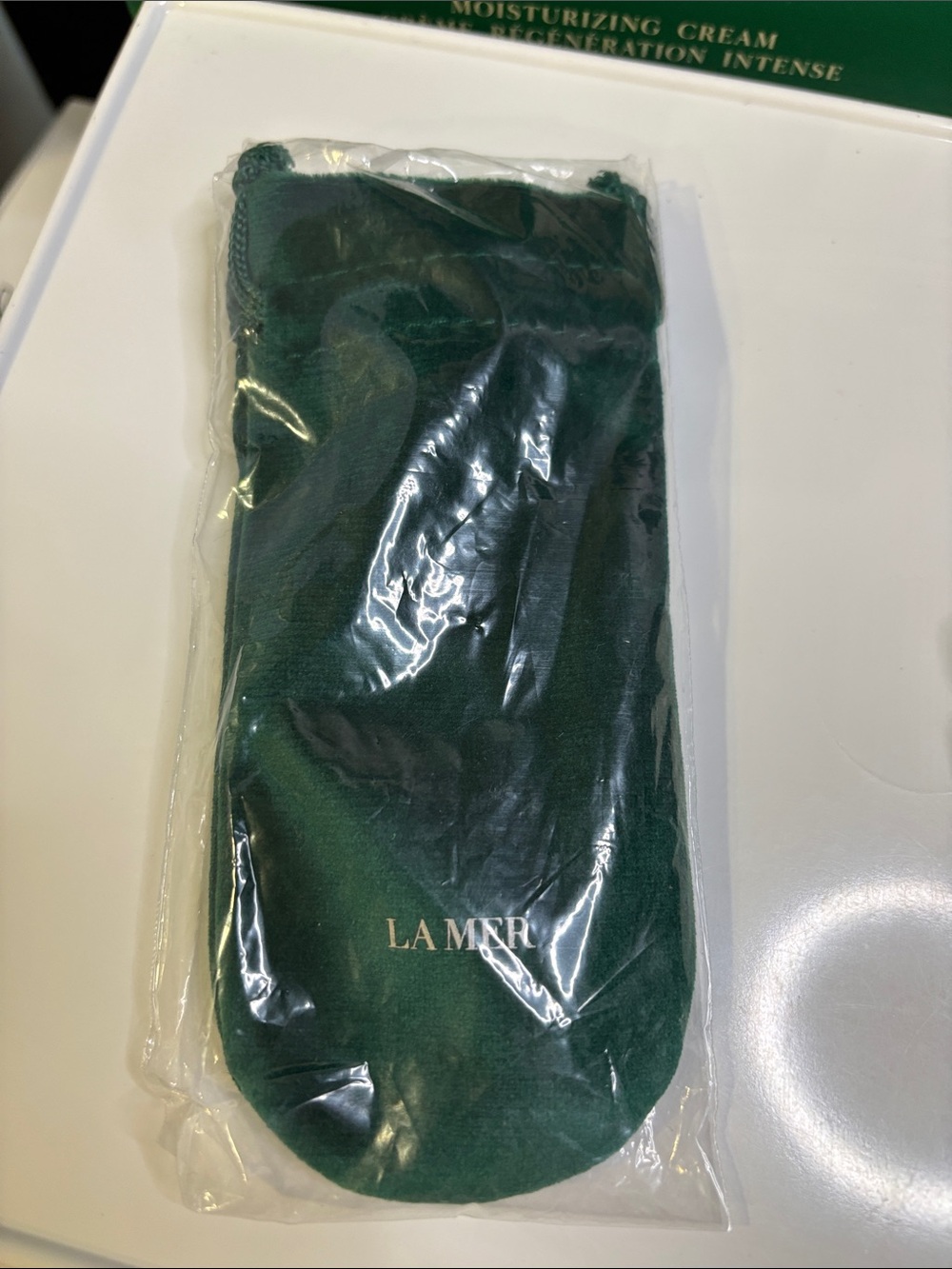 La Mer Silver Facial Spatula with Green Velvet Pouch - Picture 5 of 5
